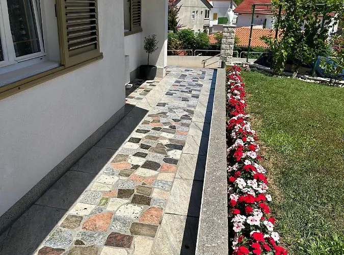 Vinse Near Rab Center